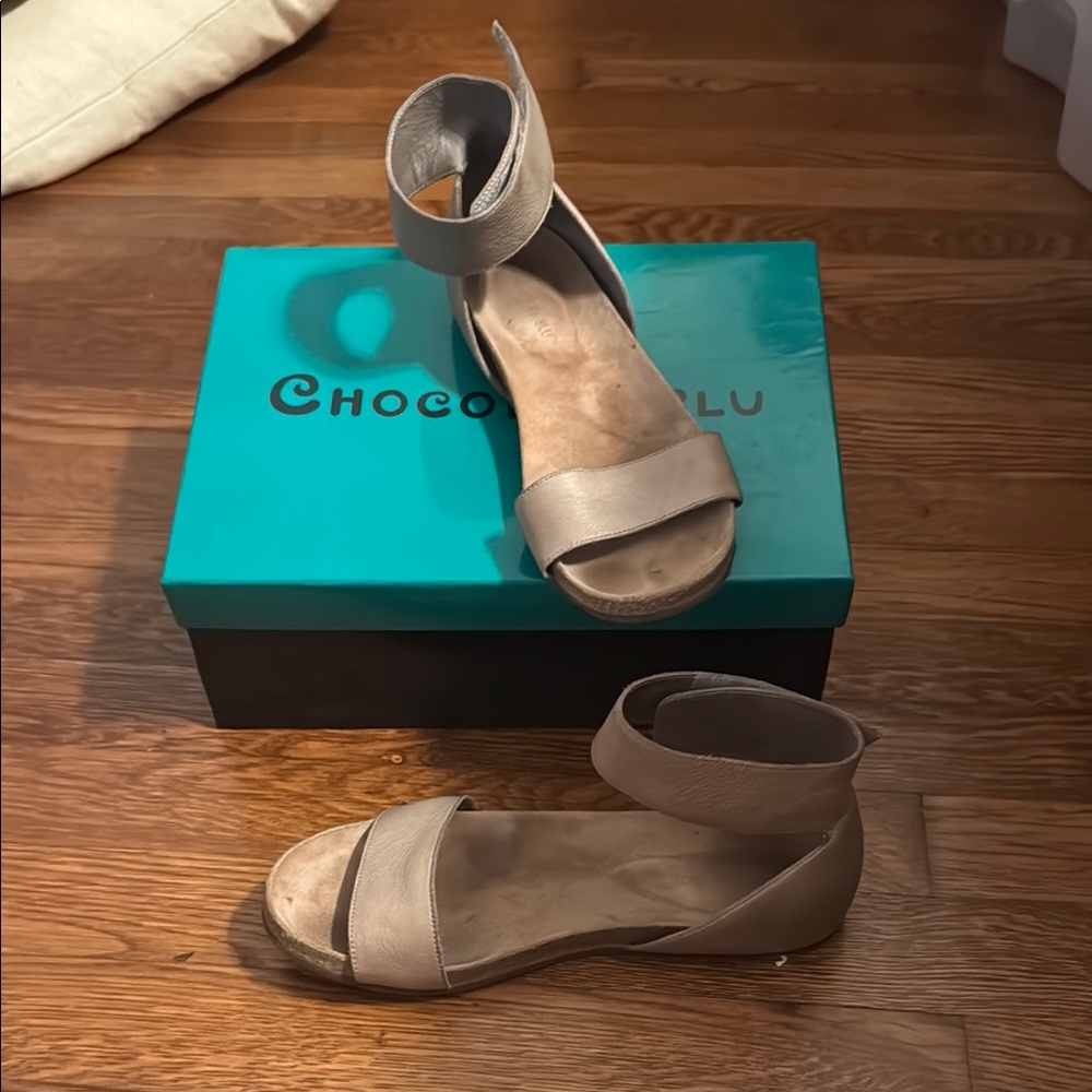 Chocolat Blu York Gray/Tan Sandals with Ankle Strap and Peep-Toe 38M